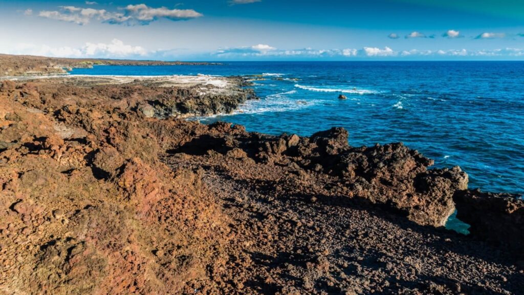 A view of the rocky coast on Maui from the Hoapili Trail
