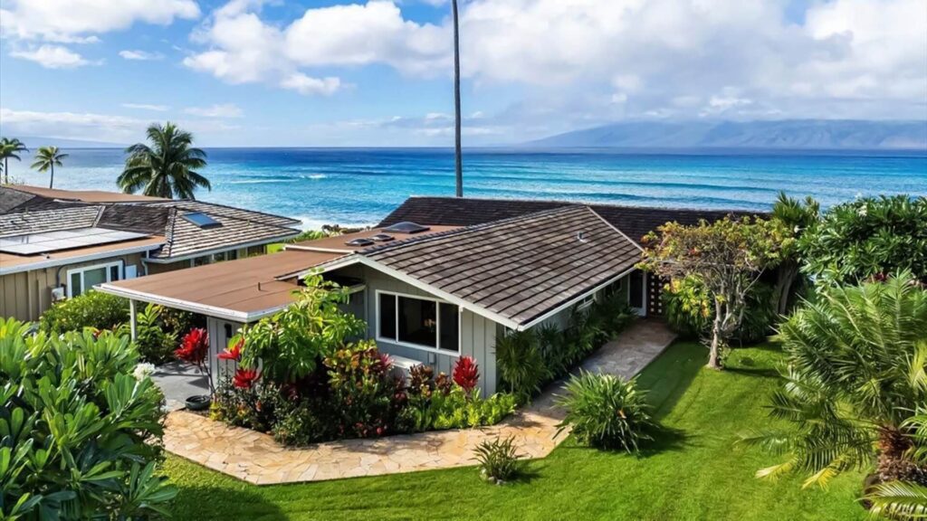 The exterior of Alaeloa #25, an cceanfront cottage in West Maui